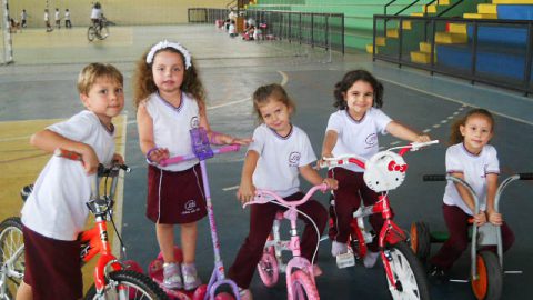 aventura com bicicleta, skate, patinete e patins